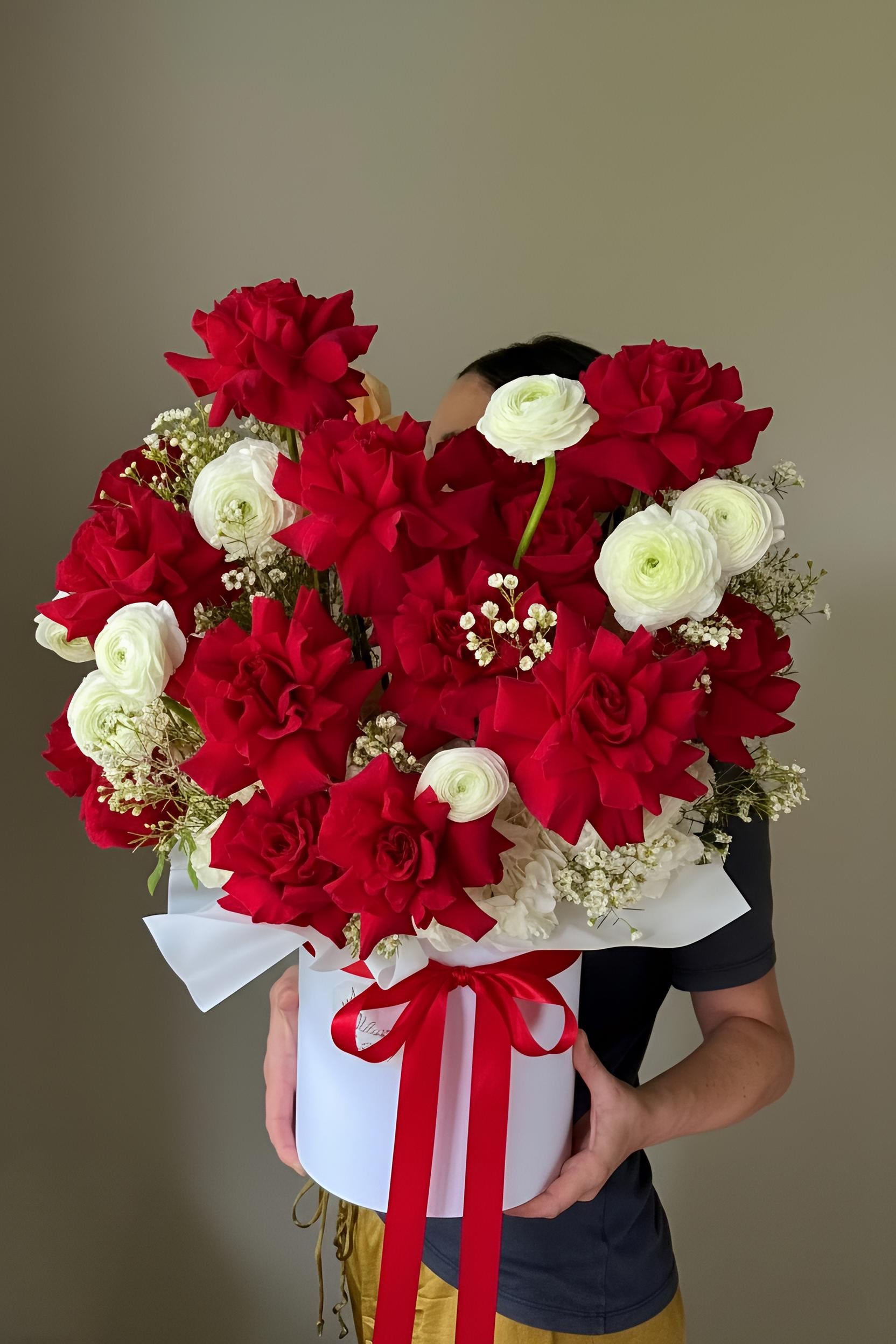Amour Rouge -French roses in a hatbox