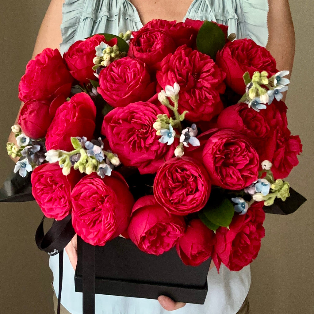 romantic roses in a hatbox
