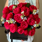 romantic roses in a hatbox